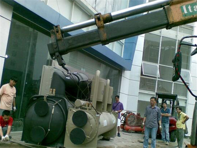 武强县随车吊和汽车吊的核心区别是什么？哪种更省钱？